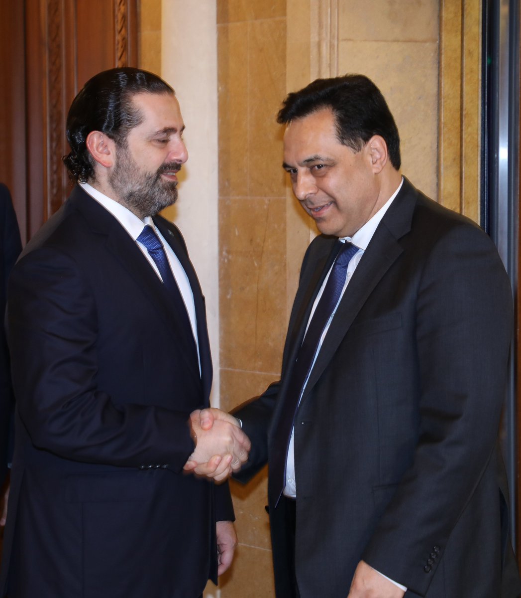 مصافحاً رئيس الحكومة السابق سعد الحريري من دون النظر إليه في بيت الوسط - 20/12/2019
#حسان_دياب