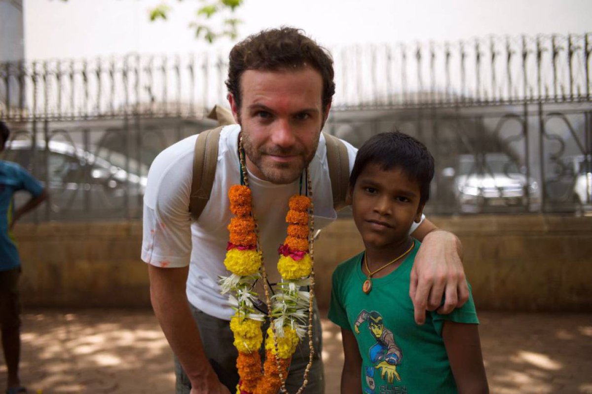AcentoRobinson's tweet photo. ¿Te imaginas que todos los futbolistas de primer nivel donaran el 1 por ciento de su sueldo a hacer del mundo un lugar más justo? Ese es el objetivo del centrocampista del @ManUtd, @juanmata8. El domingo a las 13:00 en @La_SER, 'Mata, el futbolista que salió de su burbuja' https://t.co/asHanOjYvc