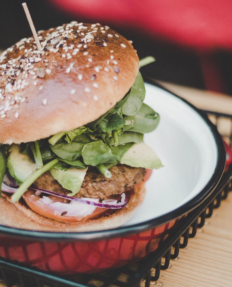 CentralParkLeon's tweet photo. Los #viernes son días para darse un homenaje 😋 pero sin dejar de lado la vida saludable.

Disfruta de una de nuestros platos, la Burger Vegetal con pan brioche, tomate 🍅, espinaca baby y aguacate 🥑

#leonesp #centralparkleon #healthyfood #comidasana #estilodevida #realfood https://t.co/Blmkujn4Q0