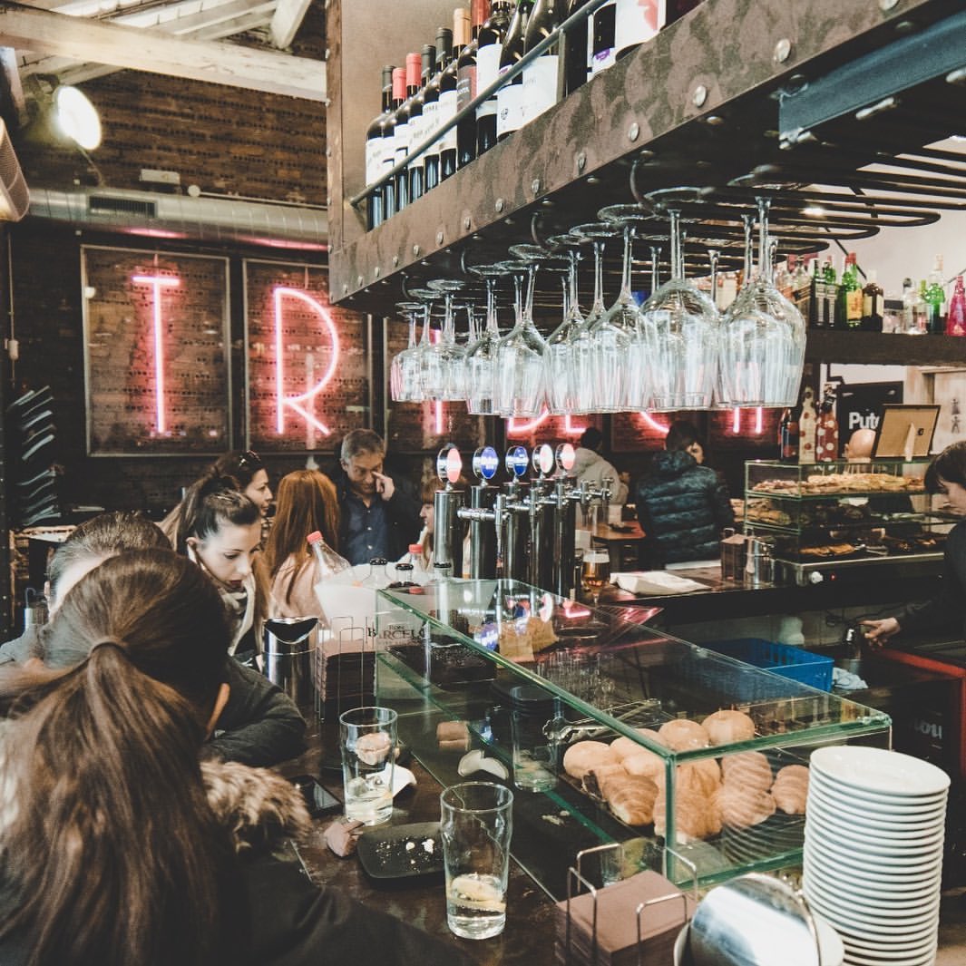 Por fin ha llegado tu momento favorito de la semana 🙌🏼😀 tu momento #tribecaleon.

Así que llama a tus amigos y ven a disfrutar de unas cervezas 🍺🍻 que hay que darle caña a este fin de semana.

!Feliz finde!

#tribecaleon #bar #cerveceo #viernes #beertime