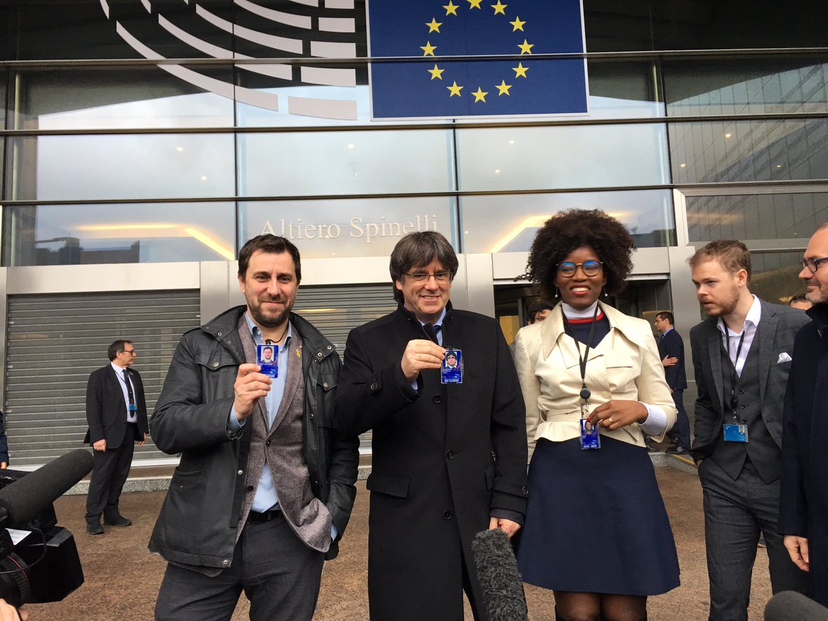 . <a href="/KRLS/">krls.eth / Carles Puigdemont</a> i <a href="/toni_comin/">Toni Comín</a> ja tenen la seva acreditació com a eurodiputats i han entrat al <a href="/Europarl_CAT/">Parlament Europeu</a> a iniciar els tràmits que els permetrà ja assistir amb tots els drets a la sessió del 13 de gener a Estrasburg.