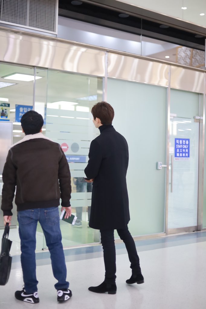 lichee0218's tweet photo. 191220  김포공항 출국 

윤호를 기다리는 창민 
형을 찾는 중 ㅋㅋ

#⁠동방신기 ⁠ #최강창민  #심창민   
#東方神起⁠ ⁠ #チャンミン 
#TVXQ⁠  #Changmin https://t.co/j0kb5rIShi