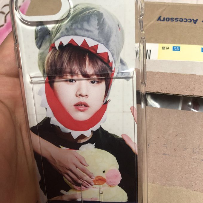 h88944n's tweet photo. 남도현 핸드폰 필름케이스 두개 0.3에 양도해요 기종 아이폰8이구요 투명케이스에 끼우면 두번째사진처럼 되요 디엠주세요 
#남도현필름케이스 #남도현폰케이스 https://t.co/waeTDLJemO