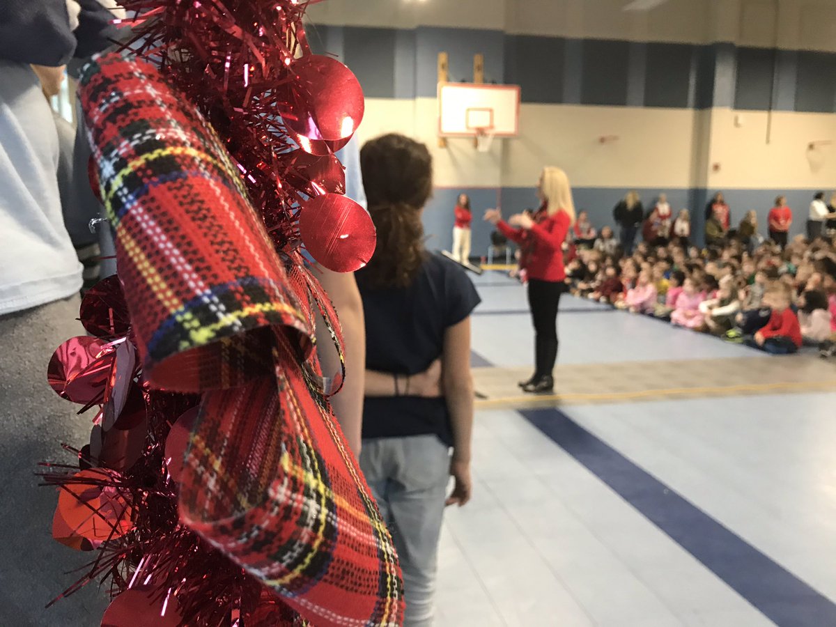 JenniferAGates's tweet photo. #funfunfun #singalong #holidayparty #happhappy @Mtn_View_Music #lovetoeveryhere #everystudenteveryday #schoolleadershipmatters @MtnViewES @ReneeGarriss #thankyouforthecheer @vickiekogan @Amusto12 https://t.co/0rtDf2NTGy