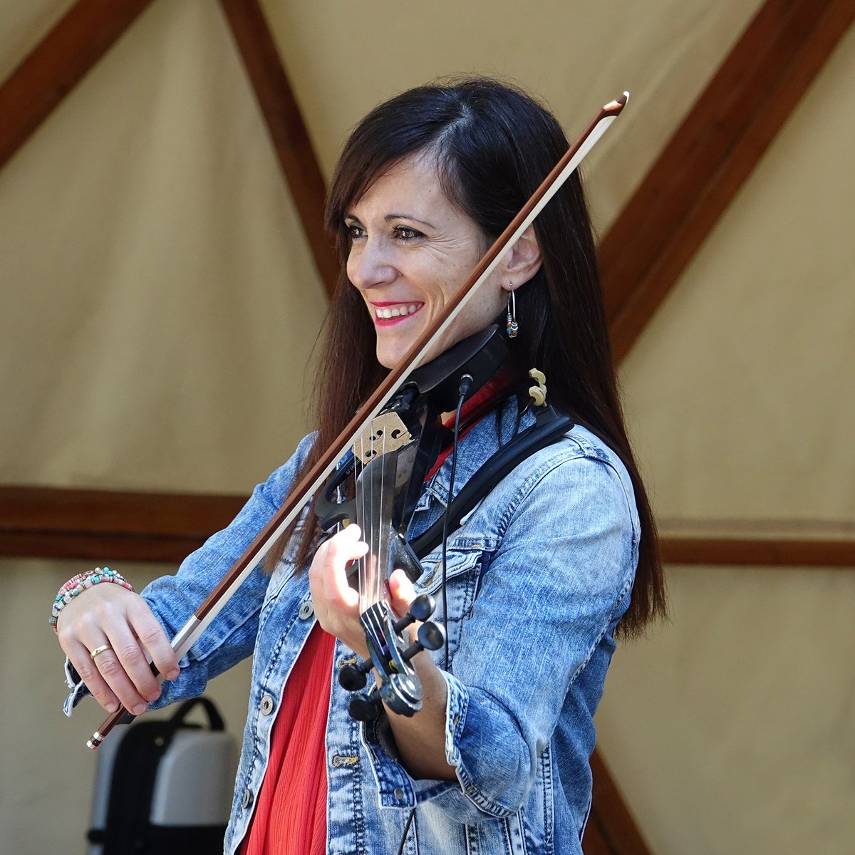 Us agrada la música??🎶Al Món del Tió podreu escoltar a la Núria Grima amb el seu violí! 🎻Us ho perdreu? Nosaltres hi serem!!😍

Recorda estem a Rubí, a la Plaça Dr Pearson fins el 23 de desembre.

#Nadal #activitatsfamiliars #activitatsinfantils #nadalambnens #tio #tiodenadal