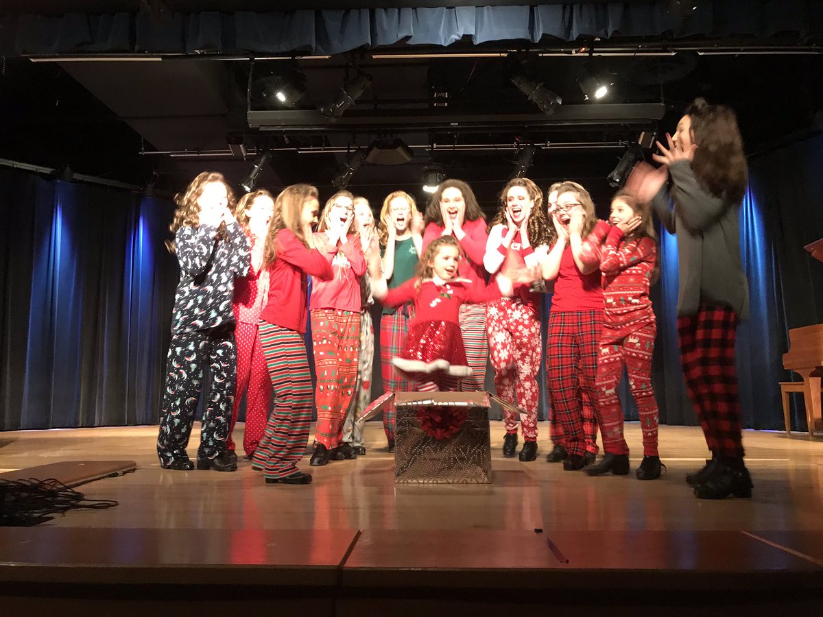 motorcityirishd's tweet photo. Here’s a sneak peek of what you’ll see tonight and tomorrow at our SOLD OUT Celtic Christmas show...🎄☘️

#irish #irishdance #celticchristmas #rochesterhills #rochesterMi #michigan #puremichigan #sneakpeek #ChristmasInKillarney #MerryChristmas #detroit #detroitirish https://t.co/NyPfl2FlrG