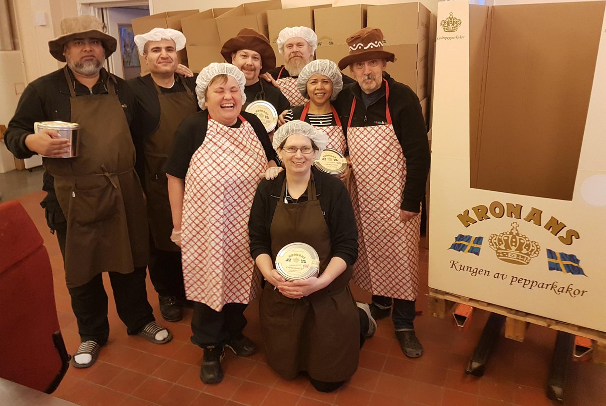 God jul önskar gänget från Samhall i #Hudiksvall, som paketerar Sveriges godaste pepparkaka! ❤️🎄