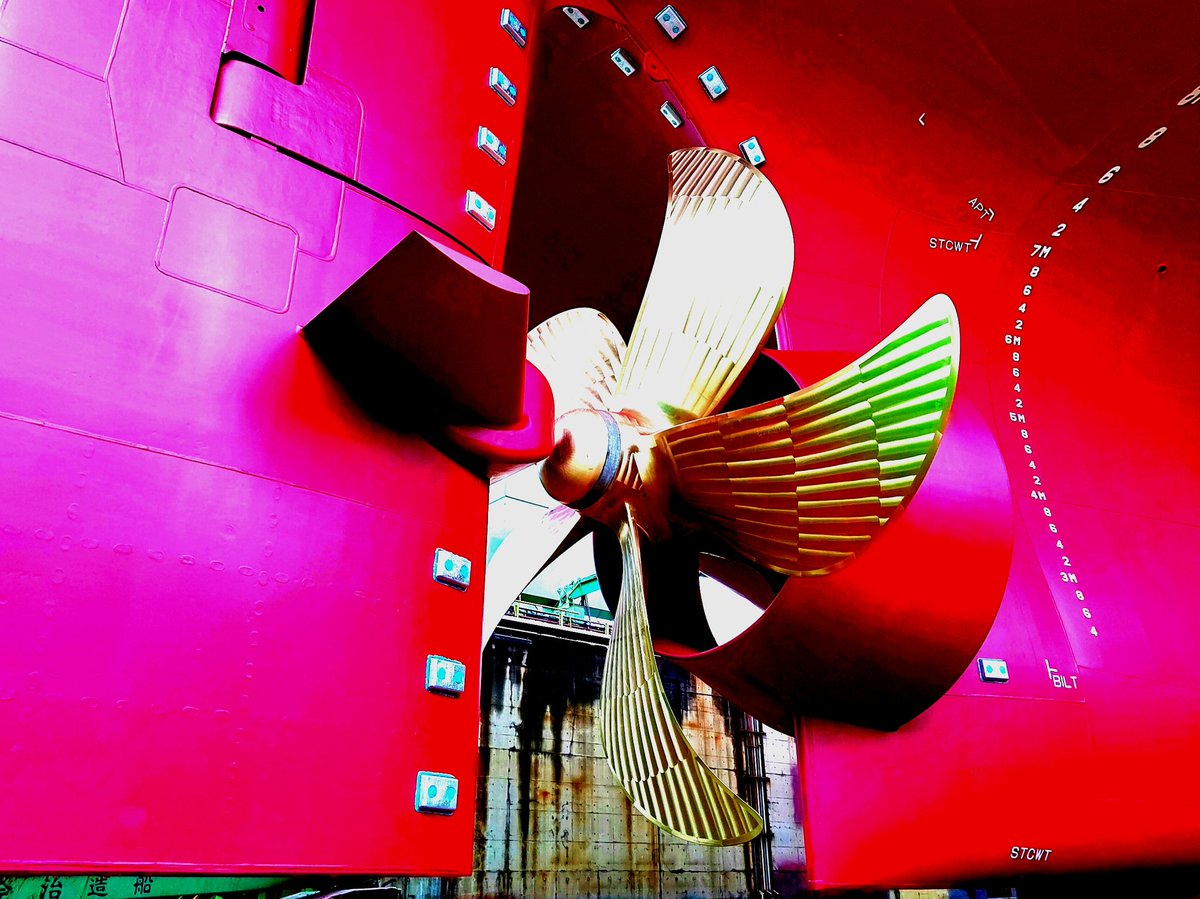 今治造船株式会社 ボート部 ラダー 舵 についているこの部品は ハイブリットフィン といいプロペラから押し出された水流を安定させ 燃費向上の役割があります この ハイブリットフィン は 今治造船 開発の独自技術でこうした 省エネ 技術を採用