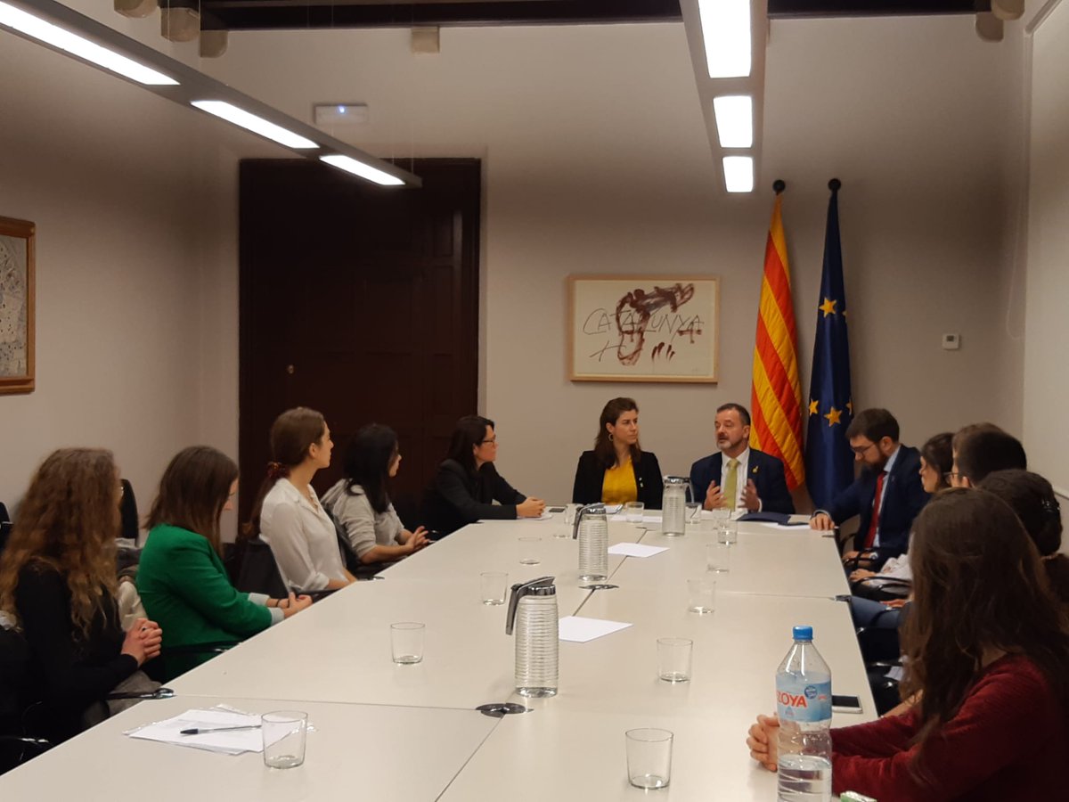 CatalunyaIntl's tweet photo. La secretària general @LForasterLloret es reuneix, juntament amb el Conseller d'@exteriorscat @AlfredBosch i la SAEUE @mborrellporta, amb els becaris Diplocat 2019/2020 que es troben a Catalunya aquests dies. #Capacitem https://t.co/xOQ5pkzvIr