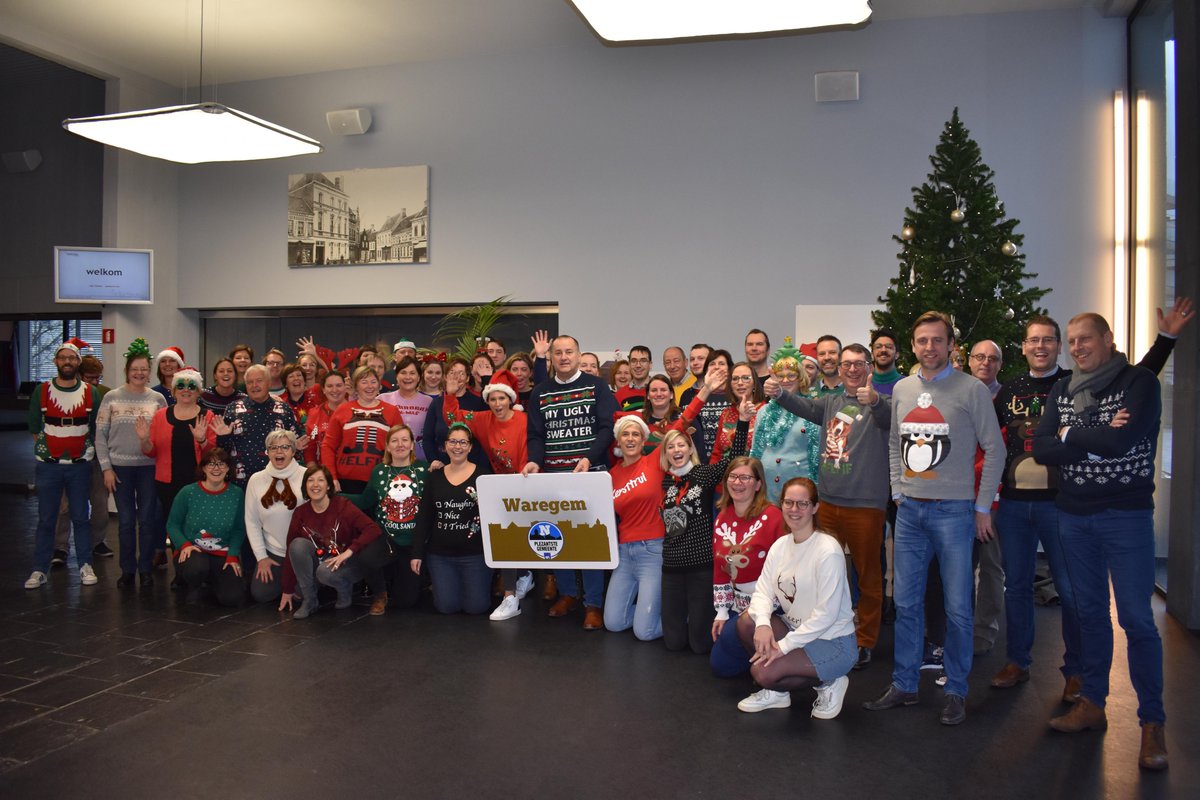 Stad_Waregem's tweet photo. Vandaag is #uglychristmassweaterday, als plezantste gemeente doen we daar dan graag aan mee! Stem op Waregem via https://t.co/tDp8yscxHM. En prettige feesten aan iedereen vanwege #teamWaregem https://t.co/go6juznbWA
