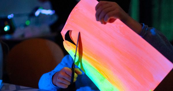 La magie de la lumière noire illumine ces nouveaux courts-métrages d'animation réalisés lors de l'atelier Parismage au Centre des Arts d’Enghien-Les-Bains. 
En à peine 1h30, 2 groupes de jeunes et leurs parents ont pu expérimenter le stop motion ! buff.ly/2EC2LCj