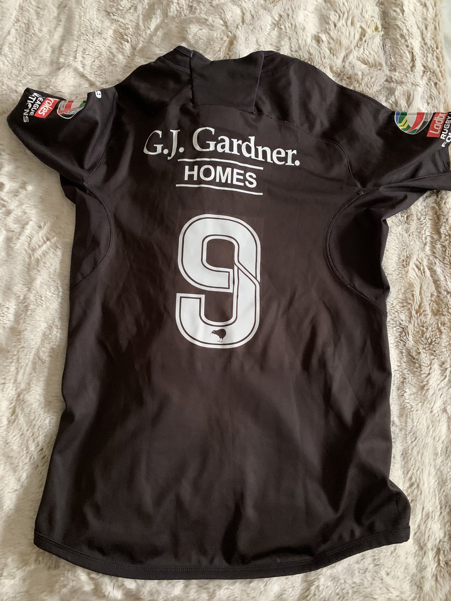 Auctioning off this New Zealand Match worn shirt from 2016 4 nations worn by <a href="/issacluke_14/">issac luke</a> all the money will be going towards <a href="/Rob7Burrow/">Rob Burrow CBE</a> and his family. Please RT il keep up to date the highest bids