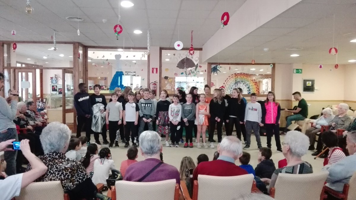 Despedimos el trimestre visitando a nuestros mayores. Circo, dramatizaciones y villancicos preparados con mucho cariño. Gracias por el almuerzo.