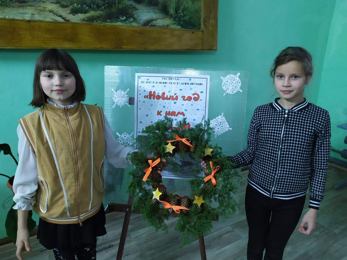 19 декабря 2019 года Ленинская поселковая библиотека-филиал провела мастер-класс по изготовлению новогодних игрушек «Новый год к нам мчится».