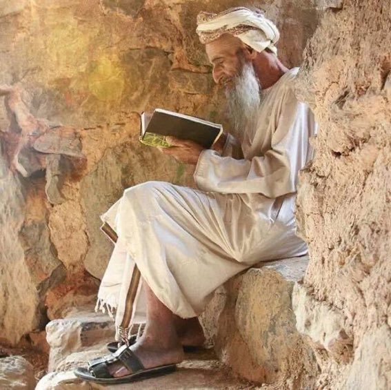 سياسةُ اللهِ في القرآنِ كافيةٌ 
وما يزيدُ على القرآنِ نُقصانُ

فارجع إلى الله وانظر في سياسته
فأنت من مشرب القرآن ريان