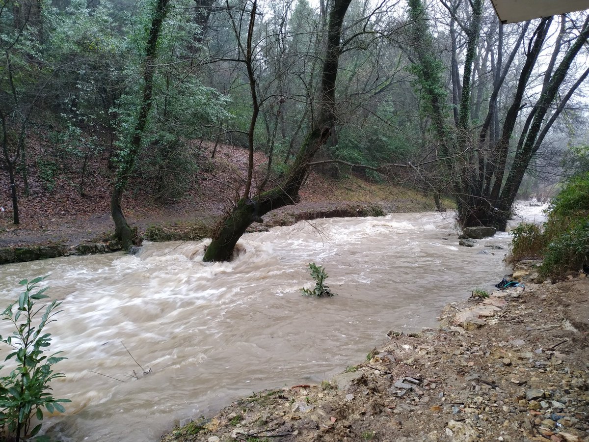 FlorianPicano's tweet photo. La Brague s'intensifie sous l'Hôtel de Ville de @ValbonneSA #meteo06 https://t.co/2OX1Yp7bBj