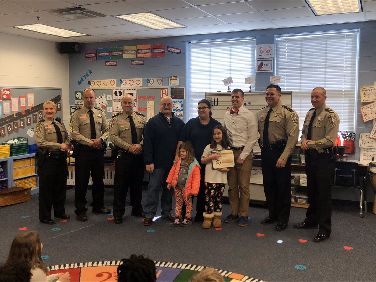 JrRaybold's tweet photo. @conwayelemsch has another hero !!  Emma saved her dad in an accident last week and @staffcosheriff came to thank her.  She is the epitome of a #conwayleader.  Thanks to all who came to support her.  @SCPSchools https://t.co/CNBBzeJB3A
