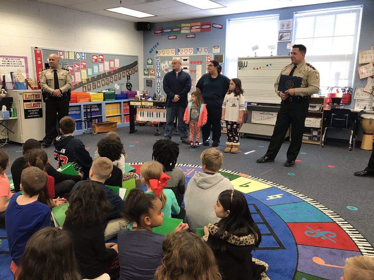 JrRaybold's tweet photo. @conwayelemsch has another hero !!  Emma saved her dad in an accident last week and @staffcosheriff came to thank her.  She is the epitome of a #conwayleader.  Thanks to all who came to support her.  @SCPSchools https://t.co/CNBBzeJB3A