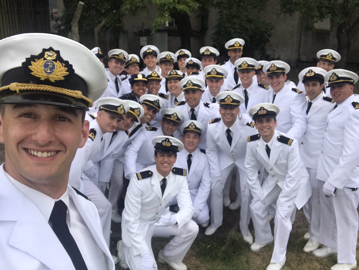 Armada Uruguay 在 Twitter 上:"#LaPrevia ¡Ellos son algunos de nuestros flamantes Guardiamarinas y Marinos Mercantes! Están a media hora de su ceremonia de egreso en la @escuelanavaluy 🎓#Graduación #FormandoMarinos #SomosArmadaNacional https://t.co ...