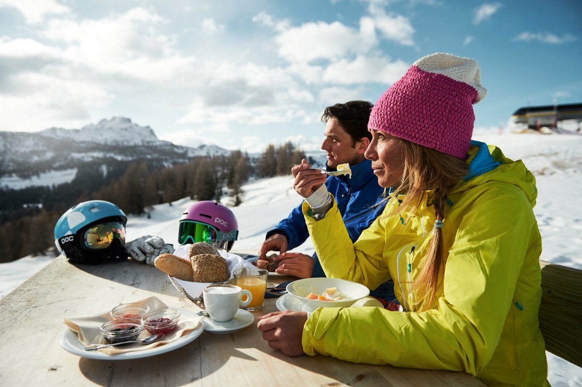 suedtirol_info's tweet photo. 1⃣Sonnenaufgang in grandioser Bergkulisse erleben
2⃣ als Erste die Piste runter wedeln
3⃣ Vitalfrühstück mit Südtiroler Produkten genießen
Emotionen pur!
https://t.co/sr3K9h1Tv6 https://t.co/guHRoUk0of