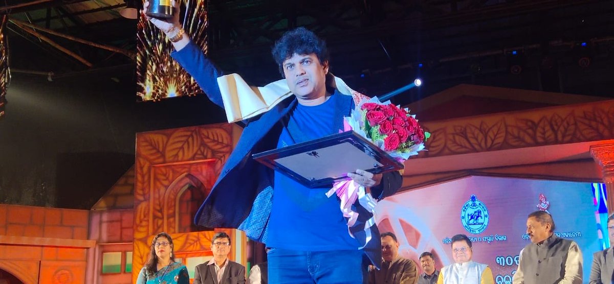 aboutollywood's tweet photo. ଶାନ୍ତିରାଜ ଖୋସଲା ଶ୍ରେଷ୍ଠ ସଙ୍ଗୀତ ନିର୍ଦ୍ଦେଶକ ଭାବେ 'ଫେରିଆ' ସିନେମା ପାଇଁ ପାଇଲେ ୩୦ତମ ଓଡ଼ିଶା ରାଜ୍ୟ ଚଳଚ୍ଚିତ୍ର ପୁରସ୍କାର।
#follow 👉 @aboutollywood 💥for one stop information.
#allaboutollywood #aaodisha #aaollywood #ollywood #odisha #OdishaStateFilmAwards2018 https://t.co/ZUTY6PwVuP