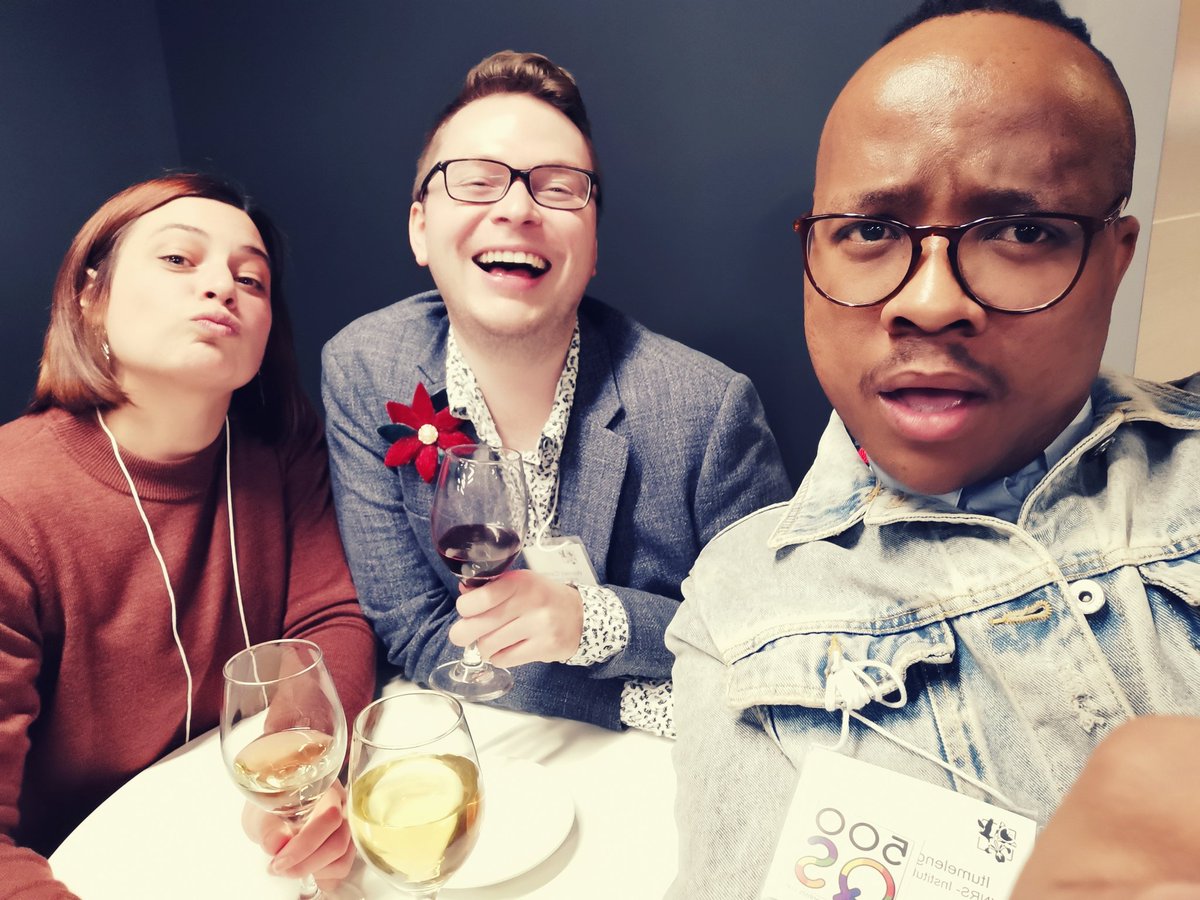 Itumeleng_M's tweet photo. Great discussion with my favourite scientists @RuthLSchmidt and @WCM_Botany discussing everything EDI in academia and spilling allll the π΅. Disrupting the status quo and π₯ down the patriarchy never looked so cuuute. #ScientistsWhoSelfie #qcbs2019 https://t.co/YciILx85nR