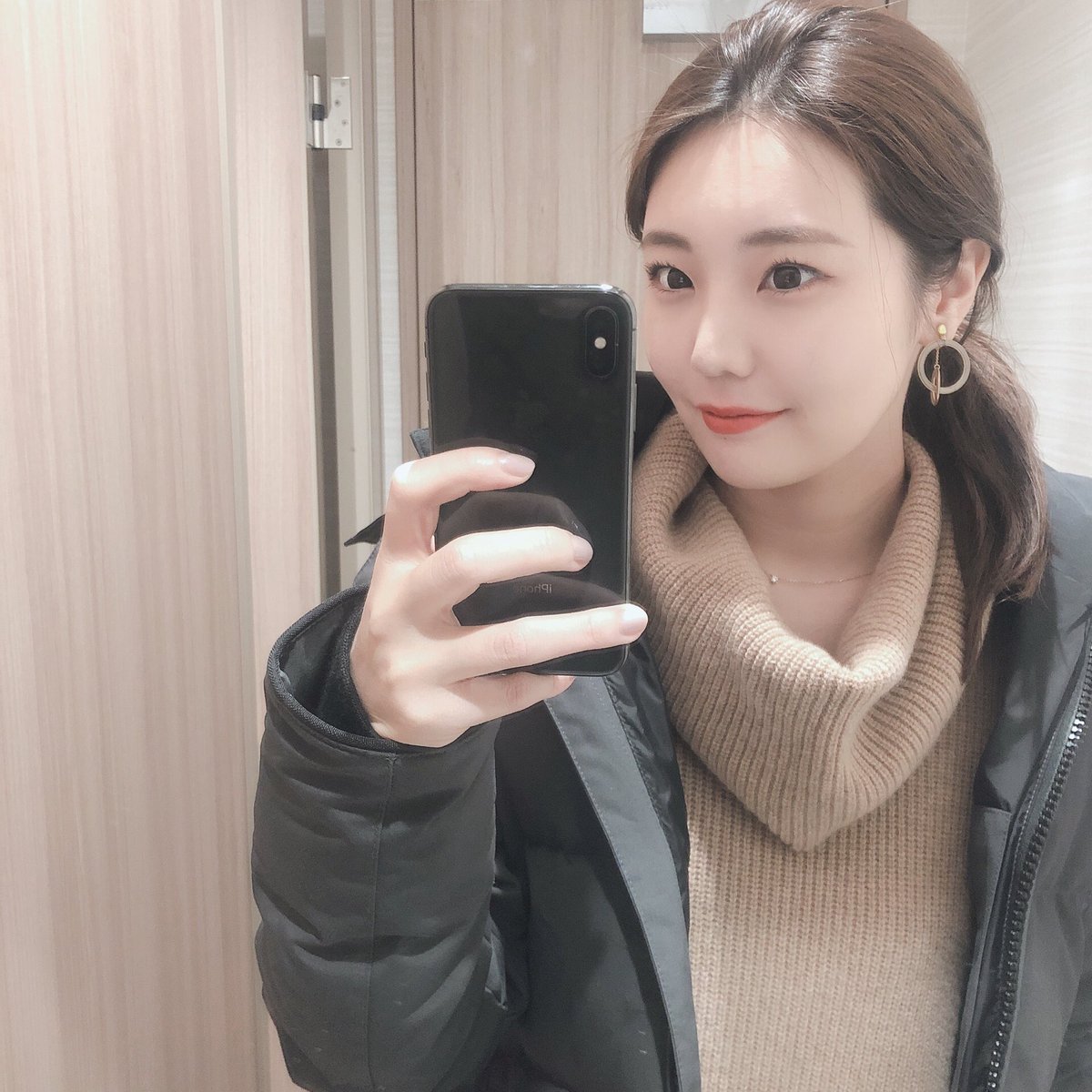 田中綾華 Rose Labo ローズラボ 食用バラ 食べられるバラ Twitter ನಲ ಲ 仕事の一区切りがなかなかつかず これから地元の忘年会へ カジュアルにニットワンピと低めポニーテール おなかすいた 忘年会