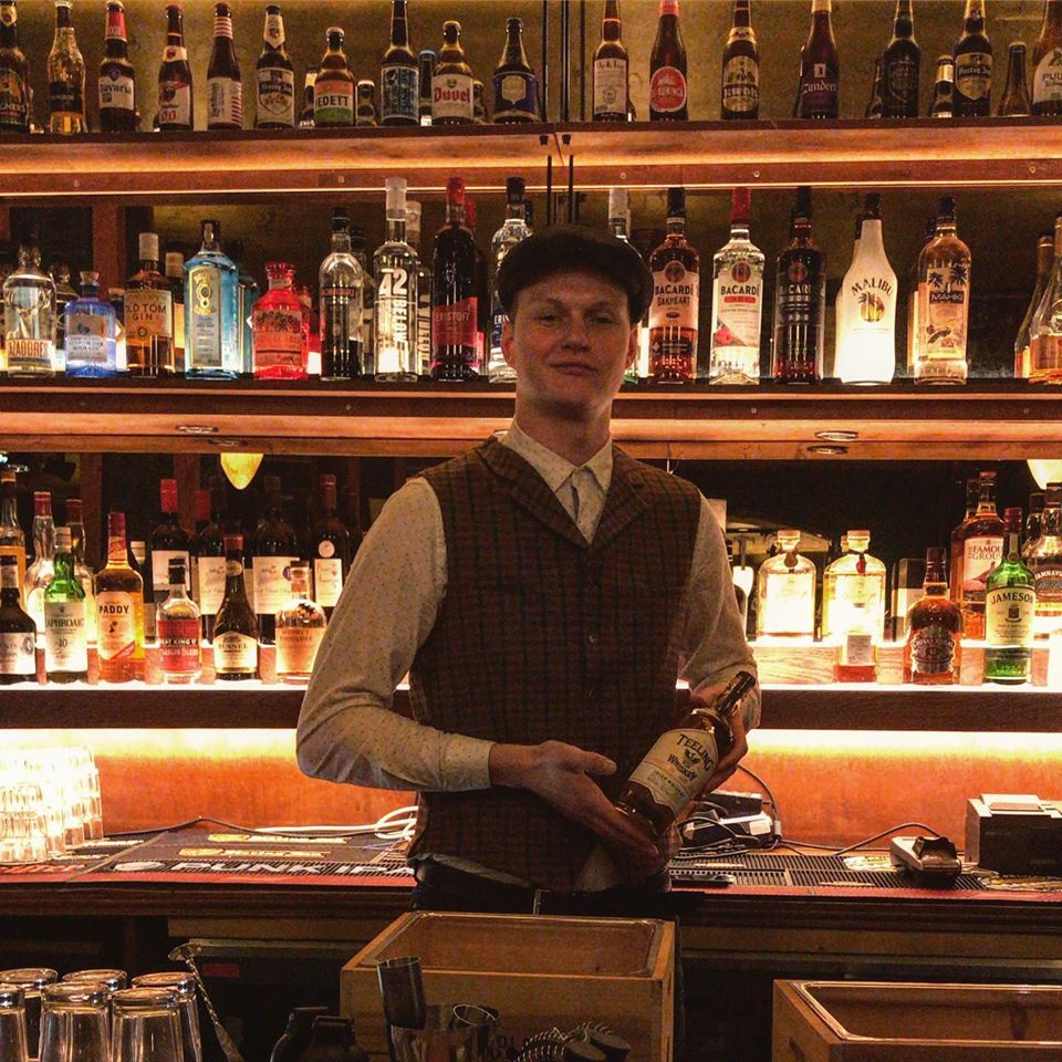 Er lopen steeds meer mensen met #flatcaps door de #Papestraat in het #Hofkwartier. Dat is geen toeval: sinds kort is #ShelbyPublicHouse open, het café staat in het teken van het Birmingham van honderd jaar geleden uit de hitserie #PeakyBlinders. Lees meer: hofkwartierdenhaag.nl/2019/met-de-bo…
