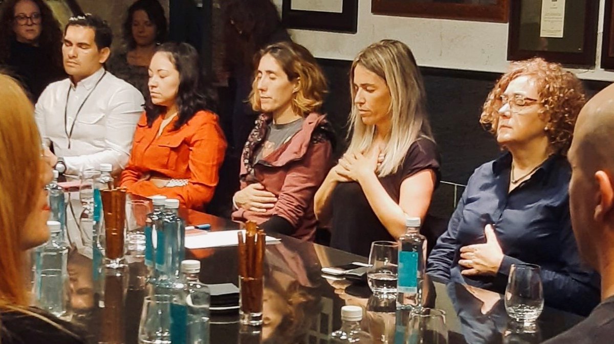 hofmann_mey's tweet photo. Ayer hablamos de deseo, de placer, de comunicación y de cómo reconectar con la sexualidad después del impacto que supone el #cancerdemama. Gracias @emmaribas y a todos los valientes que vinisteis y hablasteis con naturalidad de algo tan importante y de lo que se habla tan poco. https://t.co/NBudsbhkBM