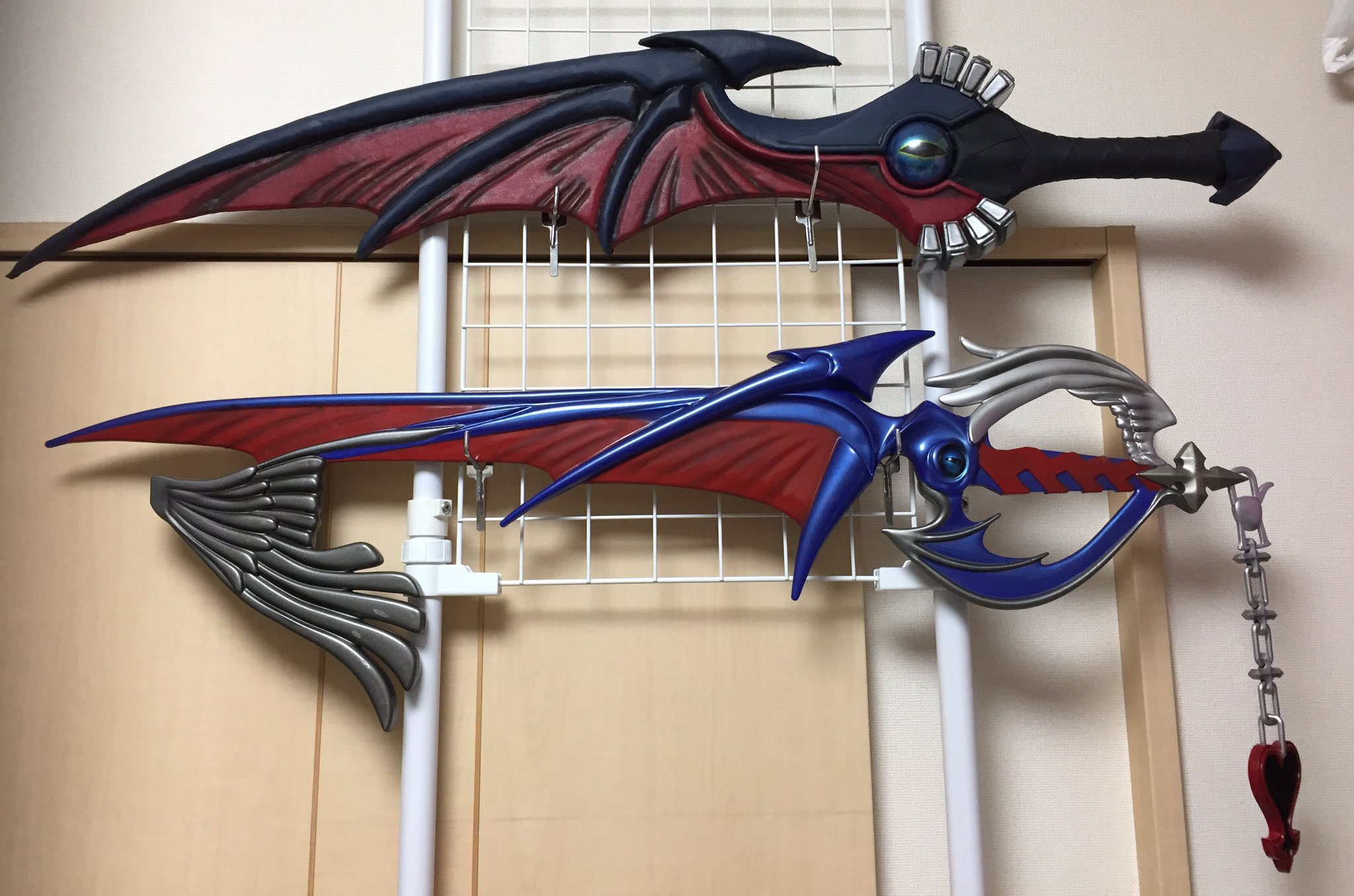 沙奈 海外のハロウィン時期限定のおもちゃ屋さんで売っていた キーブレードが届いた ちゃんと公式のだよ リクの ウェイトゥザドーンだよ 上のソウルイーターと比べて ちょっと長さが小さめだけど めっちゃ嬉しい コミケに持っていこうかな