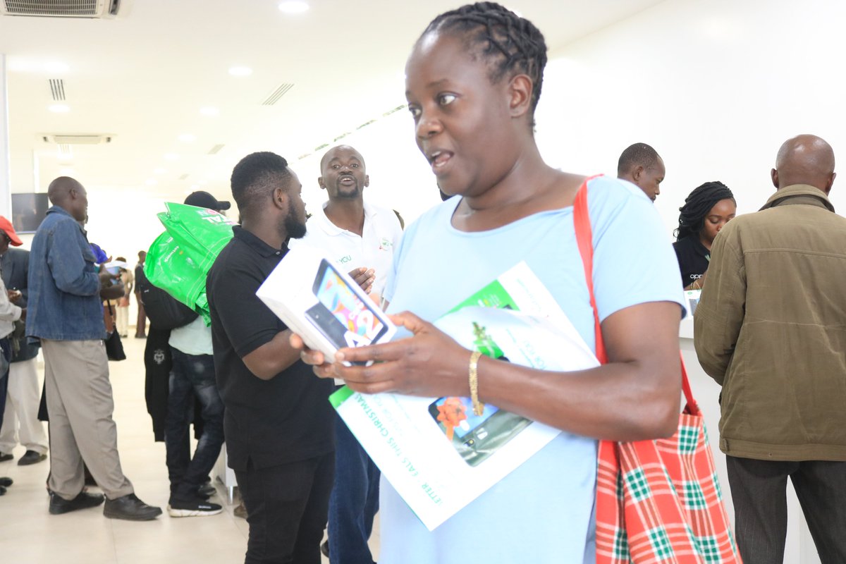 Wateja wamejitokeza kwa wingi wao ili wapate goodies from <a href="/SafaricomPLC/">Safaricom PLC</a> hapa Nakuru. Keep it locked hapa ni #BangaizaReloaded with mjanja nambari moja <a href="/chris001Ke/">Chris Da Bass</a> naye Dj wa power @DJTENKENYA <a href="/cleophasoluoch/">Cleophas Oluoch 🇰🇪</a>