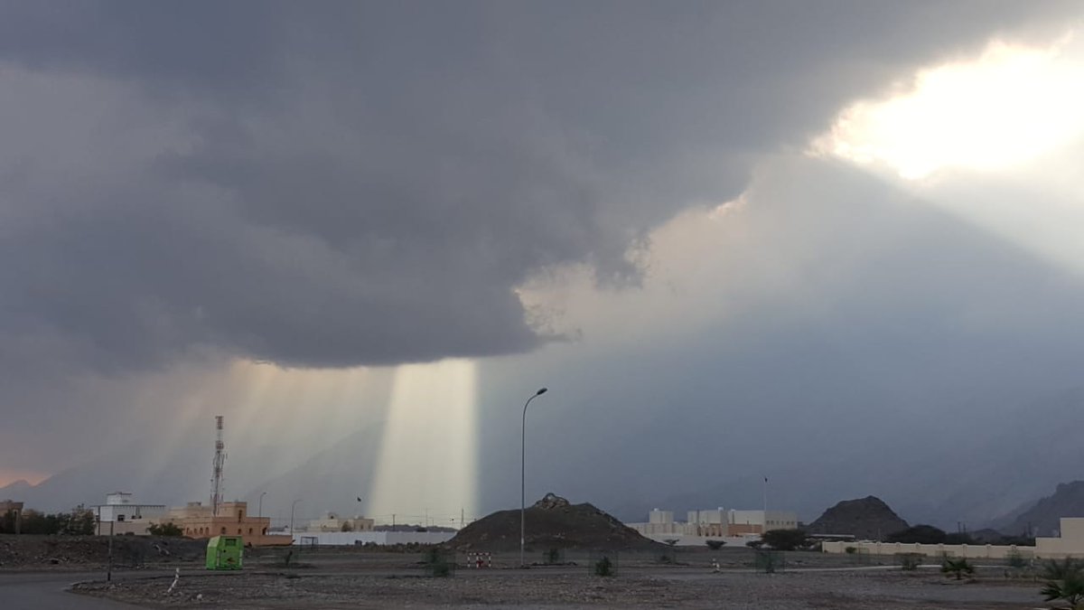 World_Weatherr's tweet photo. منظر جميل أشعة الشمس تخترق السحاب في منظر بديع #سمائل تصوير سالم المحاربي https://t.co/w1pqqwk7z0