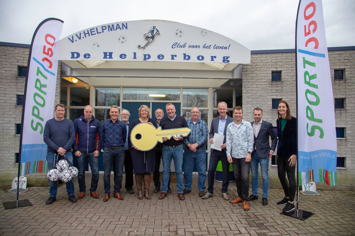 VV Helpman is de eerste club in de gemeente Groningen die het recht van opstal heeft gekregen in het Gelijk Speelveld. Vanmorgen vond de ondertekening plaats in de Helperborg 🎉🎂🖊️🔑⚽️ sport050.nl/nieuws/laatste… #sport050