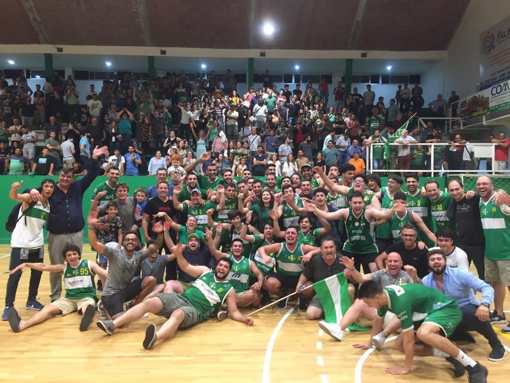 EstebanYaquinta's tweet photo. Un año que en lo deportivo fue muy generoso con este cuerpo técnico @MathiasMidaglia pero la alegría inmensa de que con otro grupo humano hermoso lograr otro objetivo. @BasketUrupan ya está en el metro. Gracias jugadores y los que confiaron en nuestro trabajo https://t.co/g5Dcxnakm4