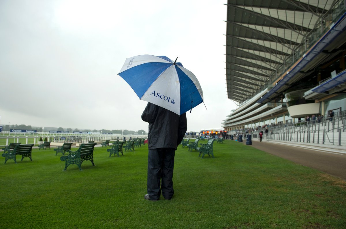 After an inspection at 11.30, racing goes ahead at Ascot 🙌