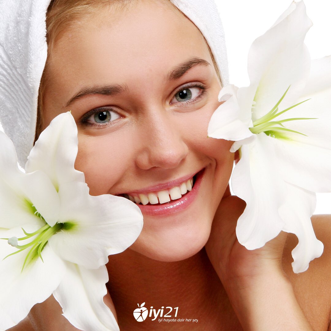 iyi21com's tweet photo. Makyaj yapmaktan vazgeçemeyen ama aynı zamanda makyaj yokmuş gibi görünüm kazanmak isteyenlerin trendi ‘’Dewy Look’’ genç ve ışıl ışıl görünmenizi sağlar. 🧖🏻‍♀✨⁣⁣
#İyi21com #İyiHayataDairHersey #Makyaj⁣⁣
#DewyLook https://t.co/Z7PFpw5ekD