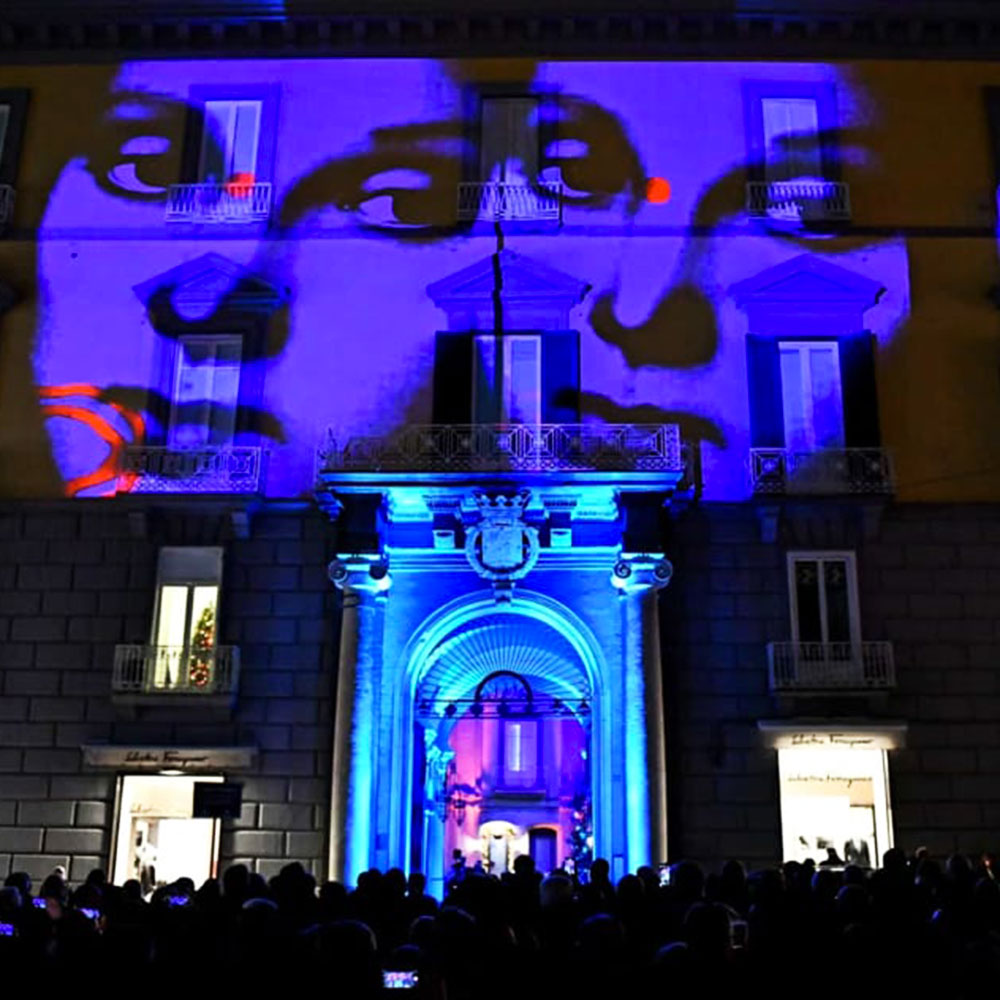 Palazzo Partanna di #Napoli si accende ogni sera fino 23/12 con "Remix Portraits" <a href="/franzcerami/">Franz Cerami</a>, #video #mapping che reinterpreta opere della grande #arte rinascimentale attraverso tecnologia #digitale. 2 VPR <a href="/Barco/">Barco</a> HDF-W30 Flex <a href="/service2service/">Service 2 Service</a> x realizzazione #evento!