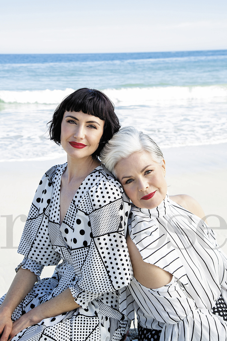 poppiefilm's tweet photo. Nou op die rakke: Aktrises #AnnaMartVanDerMerwe & @rolandamarais vertolk die rol van twee susters in #PoppieNongenaFilm. In die Januarie 2020-uitgawe van @rooi_rose gesels hulle oor Poppie se storie.
Loer na lokprent: https://t.co/qAeQOHa7M0
@kykNETtv @marche_media @storiemaker https://t.co/D0eha86Iam