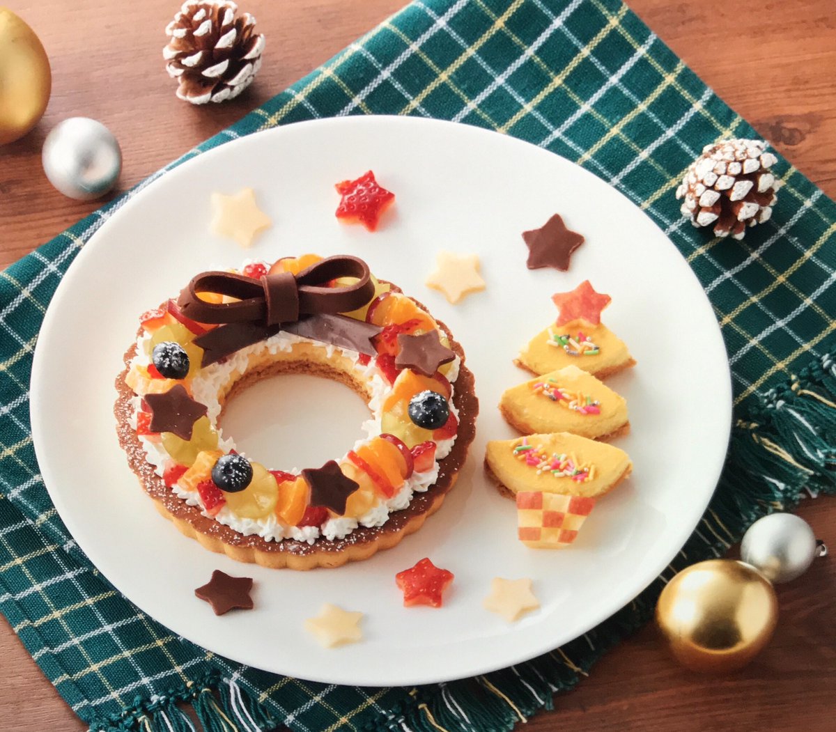 サミットバイヤーなう デイリー部の冬美です クリスマスケーキ こんな手作りケーキはどうでしょう タルトをくり抜き クリーム カットフルーツ お好きなトッピングを リースとツリー の完成 フルーツやスライス生チョコレートを型抜きで星に