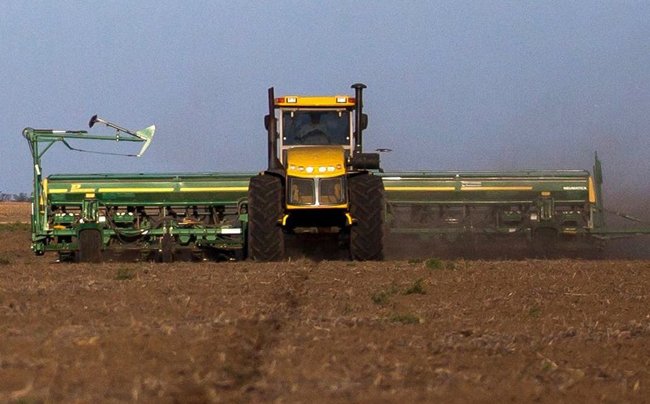 Agroverdad's tweet photo. Campaña 19/20🌱🚜
Se dejarían de sembrar más de medio millón de hectáreas por el aumento de las #retenciones
>> https://t.co/DjzieEuonh https://t.co/5NShm9mulF