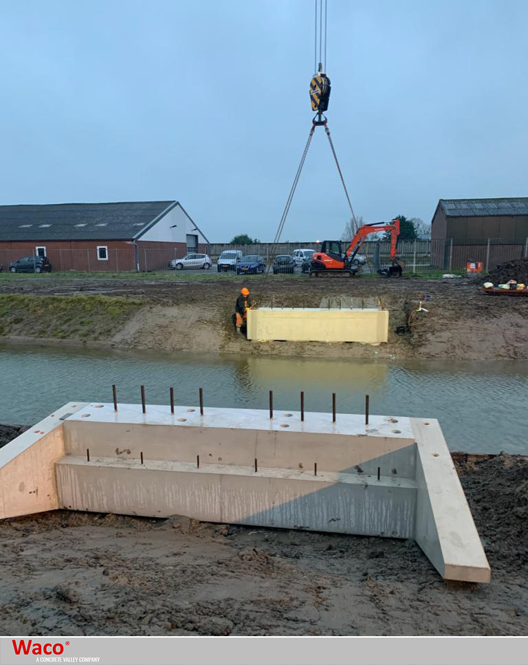 Waco_CV's tweet photo. 🚧Werk in uitvoering! In opdracht van @Kroesbv, zijn vorige week vrijdag de door ons geproduceerde #landhoofden met vleugelwanden geplaatst door Kroes. Woensdag werden de #brugliggers, met een lengte van 16 meter geplaatst. Vandaag worden de werkzaamheden afgerond. 📍 Zevenhuizen https://t.co/uJziKed6TC