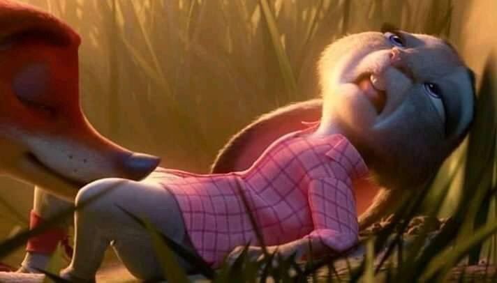 MemeParader's tweet photo. The things u see when u pause a movie 😑😑😑😐🤣🤣😃😂 https://t.co/LLsJlfTcgv