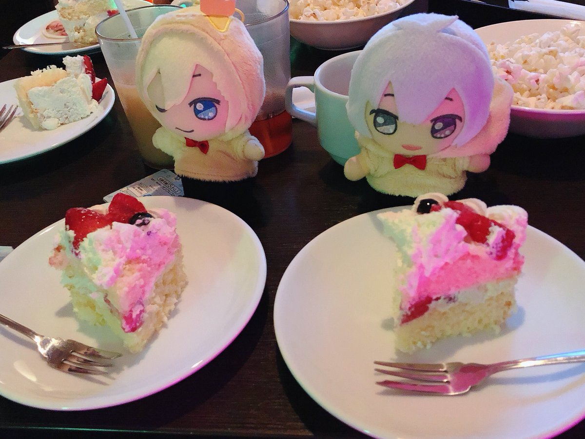 yu_AI_SI's tweet photo. あ、この前りゆにおん鑑賞会と友達の誕生日お祝いした～🎂
楽しかったヾ(●´∇｀●)ﾉ💕 https://t.co/f3UMpXJR0g