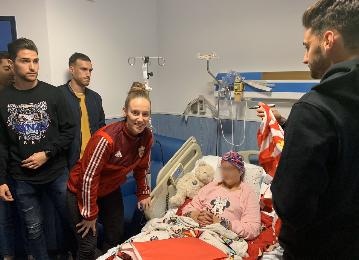 FemeninoUDA's tweet photo. Esta mañana hemos visitado a los más pequeños del @TorrecardenasHU junto a los jugadores de la primera plantilla de la @U_D_Almeria ❤️

#FemeninoUDA #FundaciónUDA https://t.co/4Z4YodwbfR