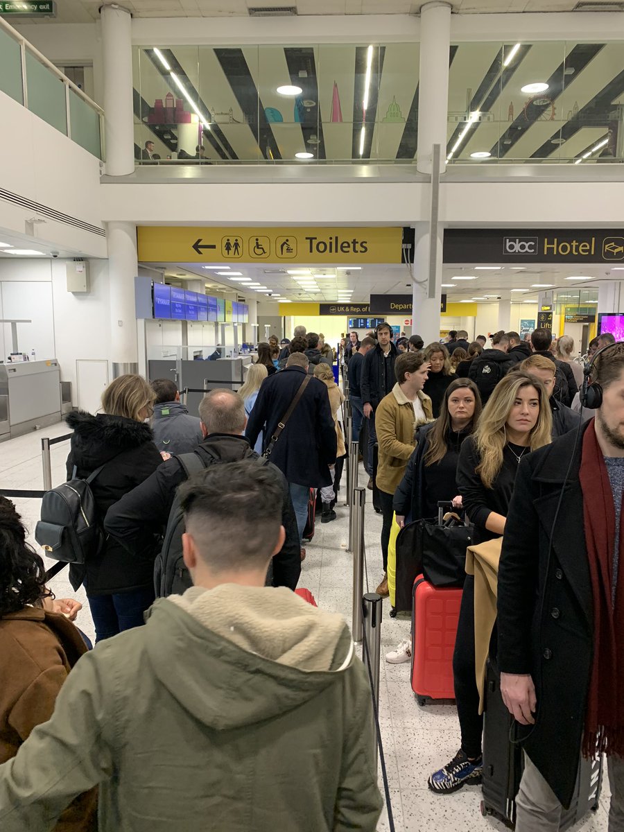 BrydenJenn's tweet photo. @Ryanair you should be ashamed of yourself. 100 people trying to get home for Christmas and only one person working https://t.co/achi46jYk9