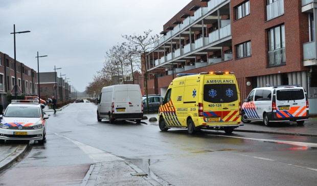 Ambulance rukt uit voor steekpartij in flat Maasdijk -..