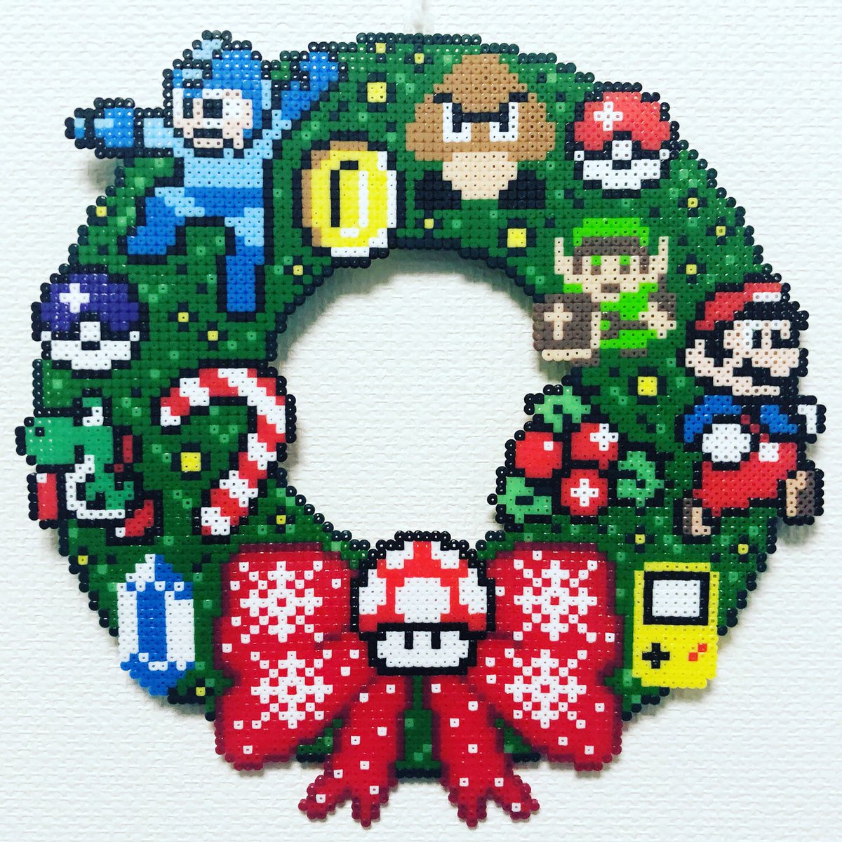 がも 在 Twitter 上 クリスマスのリースをアイロンビーズで作ってみました 実は密かに趣味で作っていたアイロンビーズ たち 可愛く作れて大満足 来年もたくさん作りたいな 今回のリースのデザインの元ネタはこちらです T Co Imb98t2mus アイロンビーズ