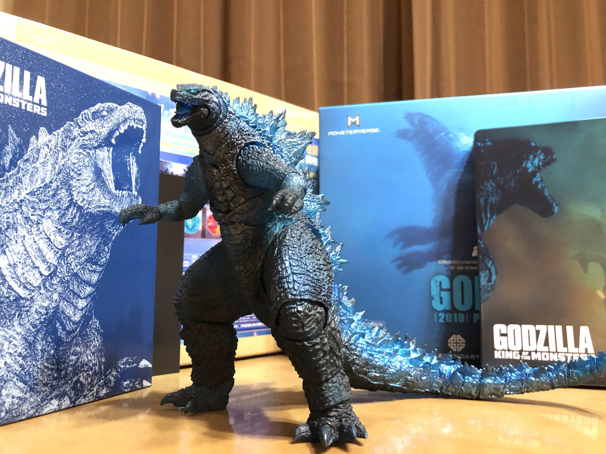 川北うどん Pa Twitter ゴジラキングオブモンスターズ ブルーレイ やっと届きました 先ずは映像特典やメイキングをゆっくり楽しみます フィギュアの方もイイね 背びれの美しさは予想していたけど それ以上に ゴジラ の瞳が カッコいい クリア成型