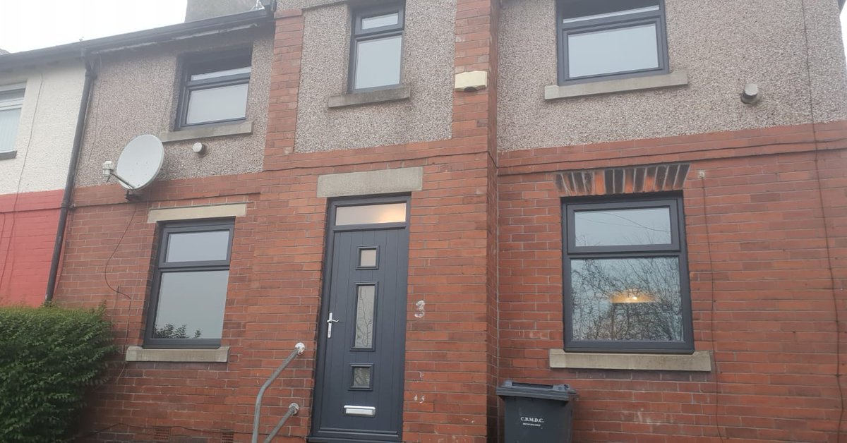 Alpine_Glass's tweet photo. New #windows &amp; @SolidorLtd in #Bradford. Stunning transformation 

💚💚💚

 #love #keyframeuk #Rehau  #windows #upvc #glazing #homesecurity #Solidor 
#homeimprovement #loveyourhome #HomeRenovation #Thornton  #Yorkshire #WestYorkshire #architecture #construction https://t.co/gZknjfghGl