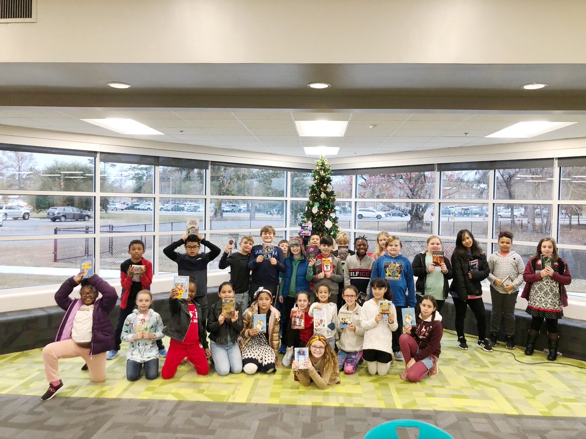 MBE_Seahawks's tweet photo. Every day this week, every student has a received a brand new book as a gift to go home with over Winter Break to help continue to grow their brains! #SeahawksRead #HCSLibraryMedia https://t.co/QIPHeVsDzB